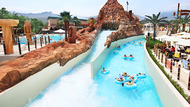 各种各样的设施，如游泳池和在炎热的夏季两个室外造浪池吹吧！